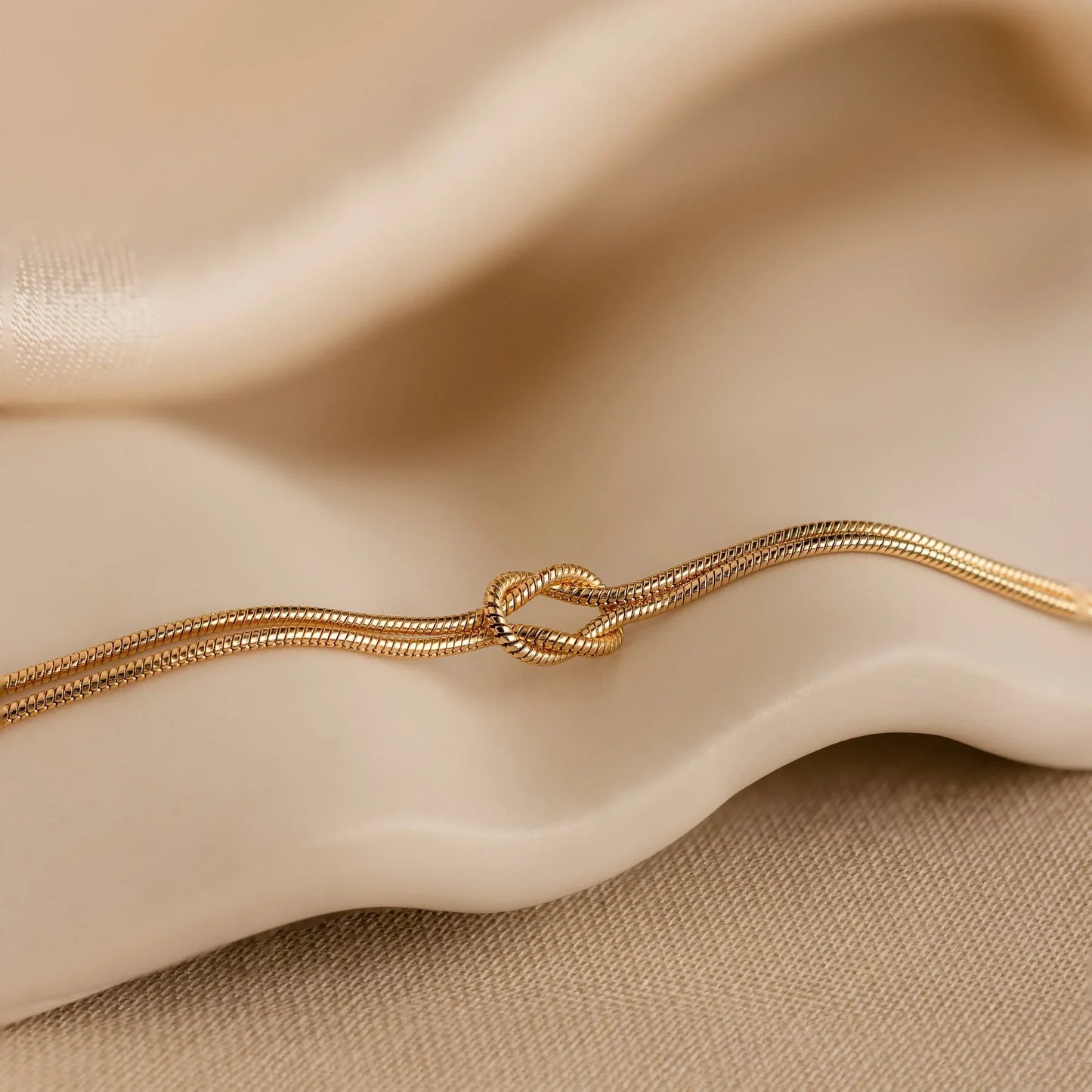 Pulsera Nudo Eterno: un regalo significativo para parejas, mejores amigos y familiares.