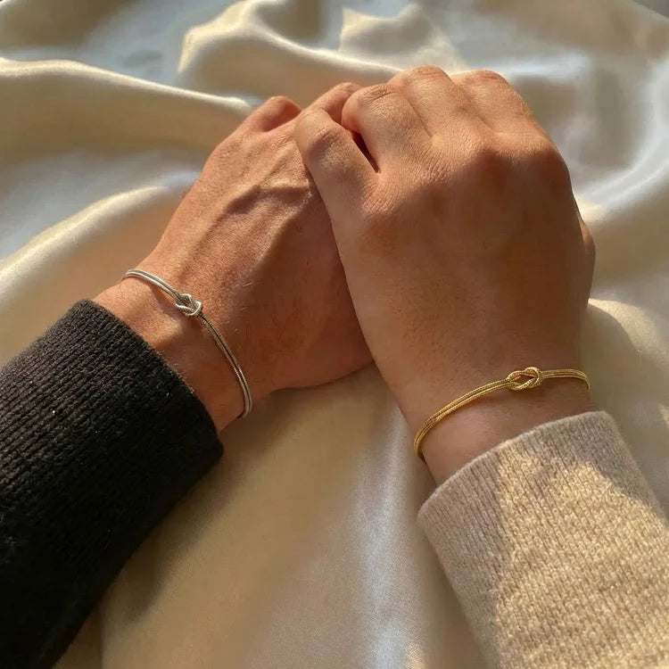 Pulsera Nudo Eterno: un regalo significativo para parejas, mejores amigos y familiares.