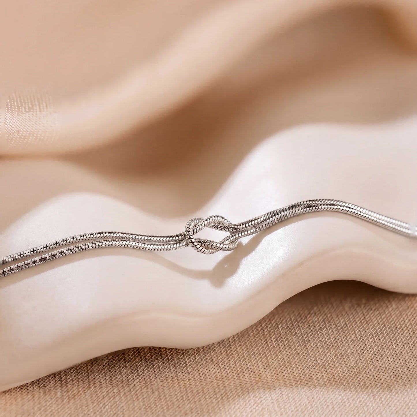 Pulsera Nudo Eterno: un regalo significativo para parejas, mejores amigos y familiares.