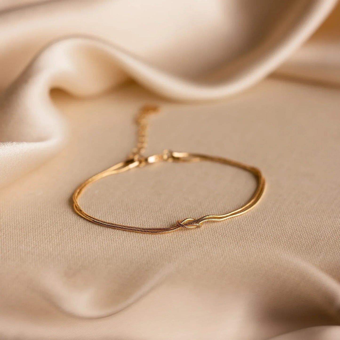 Pulsera Nudo Eterno: un regalo significativo para parejas, mejores amigos y familiares.